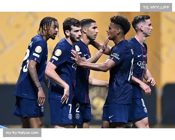 巴黎圣日耳曼主场欧冠奖杯展出，25赛季首轮亮相多区域